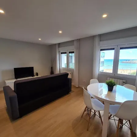 116a - 6 Personas En Plena Playa De * Gijon